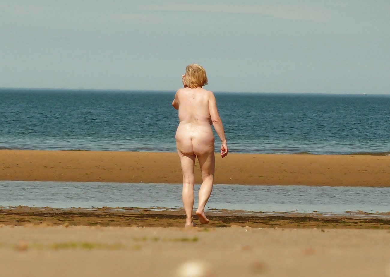 Nice saggy boobs and natural bush on this nudist #B0THhvCV
